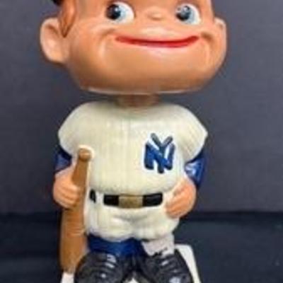Vintage New York Yankees Baseball Bobblehead Nodder - Early 1960ʻs

Multiple cracks and chips

7"tall