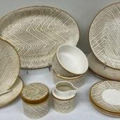 Vintage Stangl Pottery Corduroy Dishware 

Includes; 

3 - 10 3/4" Dinner plates
1 - 15" Serving Plater
2 - 5 1/4" in...