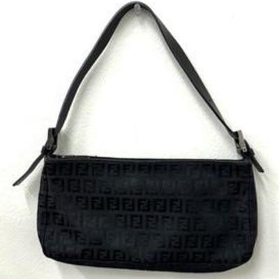 Vintage Fendi Handbag 

In good/vintage condition with some light wear

Measures 10” x 5” x 1.5” 
