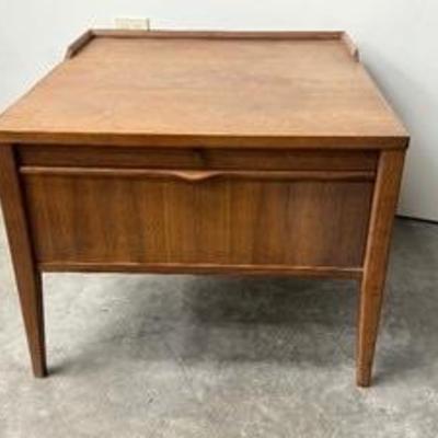 Vintage Mid Century Modern Walnut Accent Table 

Beautiful vintage table. 

Item in vintage condition with some surface wear. No...