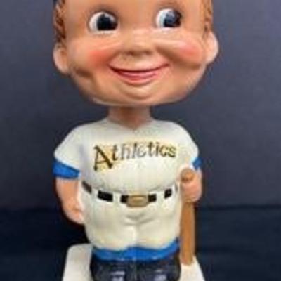Vintage Kansas City Athletics Baseball Bobblehead Nodder - Early 1960ʻs

Head not glued on

Chips along edge of baseball cap

6 1/2"...