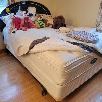 Dbl Bed with Black Lacquer Headboard