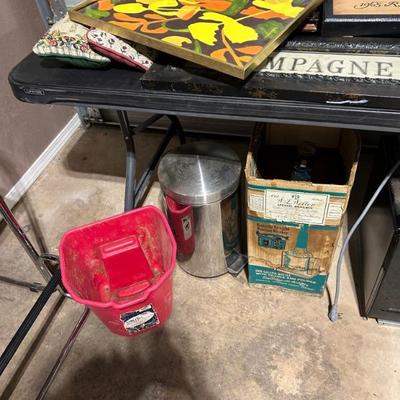 Miscellaneous household items. 