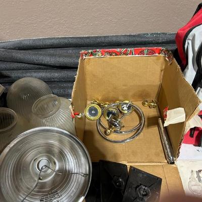 Miscellaneous household items. 