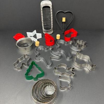 Tis the Season to Be Baking: Vintage Holiday Cookie Cutters	
