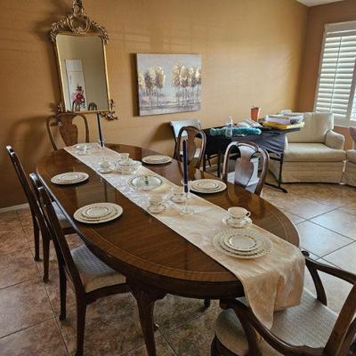 Beautiful Dining Room Table With Two Leaves