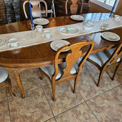 Beautiful Dining Room Table With Two Leaves