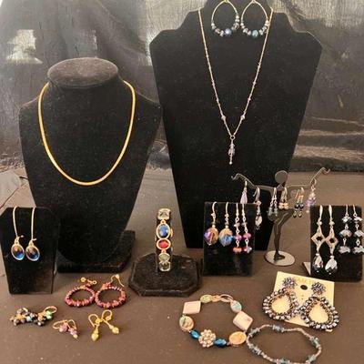 Ot31 lot of moody jewel toned costume jewelry