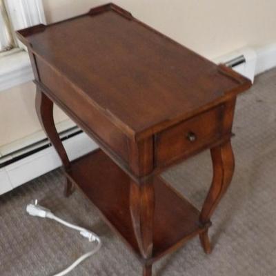 Ethan Allen End Table With Medial Shelf