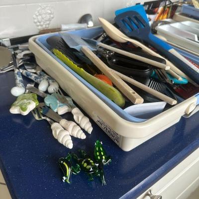 more utensils