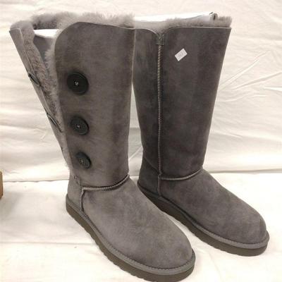 UGGS NEW IN BOX