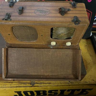 1940 Zenith Universal WaveMagnet Portable Radio