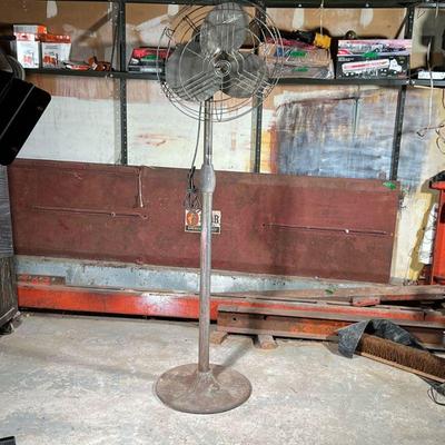 Anvil On Stand | Anvil h. 11 in. - h. 28 x w. 11 x l. 21 in (overall)