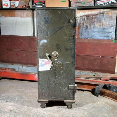 Underwriters Laboratories Floor Safe | Fire classification C, combination unknown. - h. 60 x w. 22.5 x l. 23.5 in