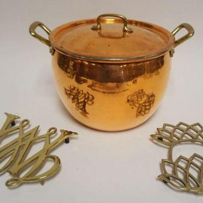 1064	RUFFONI ITALY COPPER 8 QT POT WITH LID AND 2 BASS TRIVETS. 1 COLONIAL WILLIAMSBURG
