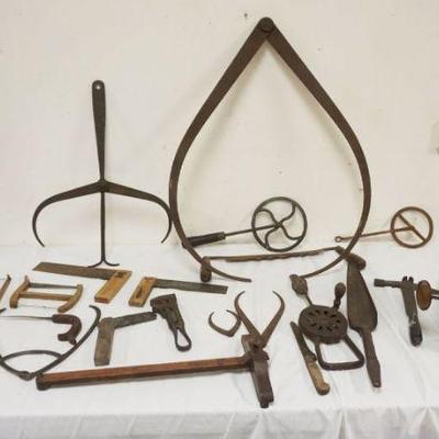 1255	GROUP OF ASSORTED ANTIQUE TOOLS, LARGE CALIPERS/DIVIDERS, BARN POST BEAM DRILL, SLATERS HAMMER, ETC
