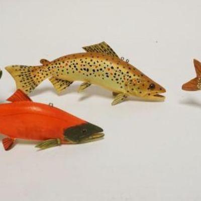 1241	4 HAND PAINTED WOOD FISH W/METAL FINS, ARTIST SIGNED, LARGEST APPROXIMATELY 8 IN X 3 1/2 IN HIGH

