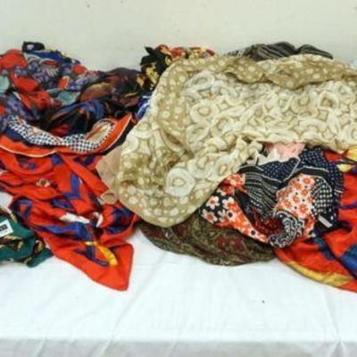 1116	HUGE ASSORTMENT OF LADIES DESIGNER SILK SCARVES
