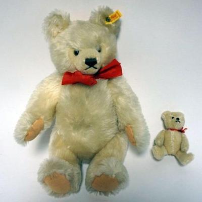 1073	STEIFF AND HERMAN TEDDY BEARS, TALLEST APPROXIMATELY 16 IN
