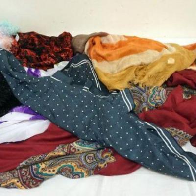 1118	HUGE ASSORTMENT OF LADIES DESIGNER SILK SCARVES
