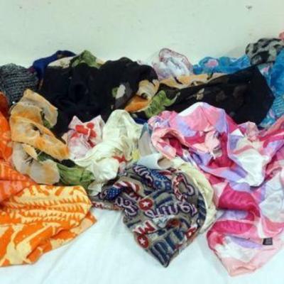 1117	HUGE ASSORTMENT OF LADIES DESIGNER SILK SCARVES
