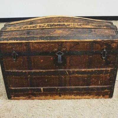 1160	ANTIQUE DOME TOP TRUNK WITH INTERIOR TRAY, APPROXIMATELY 32 IN X 17 IN X 22 IN H
