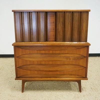 1171	UNITED FURNITURE COMPANY MID CENTURY MODERN HIGH CHEST WITH UNUSUAL BENTWOOD DRAWER PULL, 2 DOOR CONCEALING 4 DRAWERS OVER 3...