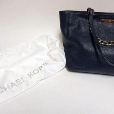 1113	MICHAEL KORS LEATHER HANDBAG, APPROXIMATELY 11 IN X 10 1/2 IN
