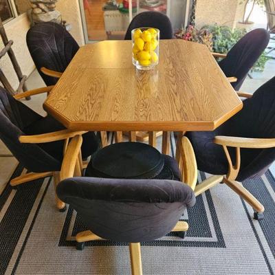 Beautiful table & 6 chairs
