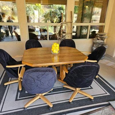 Beautiful table & 6 chairs