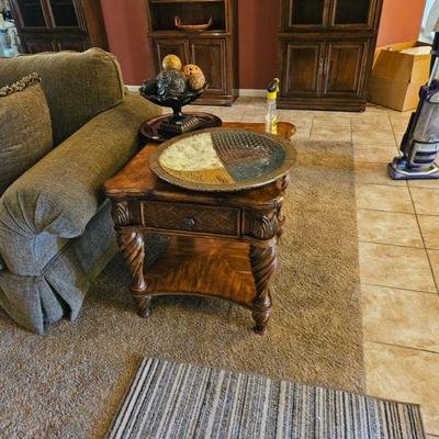 Beautiful end table matches coffee table