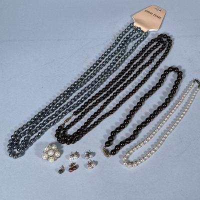MIXED PEARL JEWELRY | Large lot of pearl jewelry including: 2 strings of dark pearls, long string of silver pearls, pearl brooch/pin with...