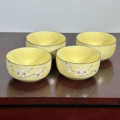 (4pc) IPOH PARADE BOWLS | Set of 4 Ipoh parade bowls decorated with flowers. - h. 2 x dia. 4 in


