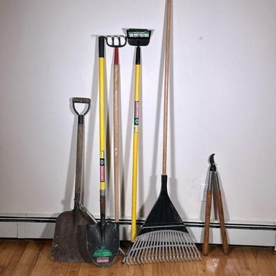 GARDEN/YARD TOOLS | Lot of mixed garden/yard tools including spade, flat shovel, hoe, rake, and more!

