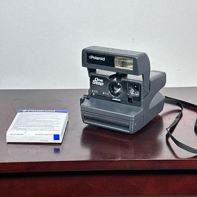 POLAROID ONE STEP CAMERA | Polaroid One Step instant film camera with film. - h. 6 x w. 5 x l. 6 in


