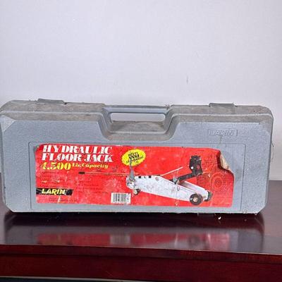 HYDRAULIC FLOOR JACK | Larin Hydraulic floor Jack with 4,500 lbs capacity. - h. 8 x w. 6 x l. 22.5 in (case)

