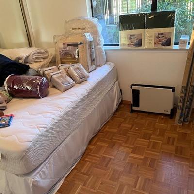Queen Mattress
Linens- Blankets