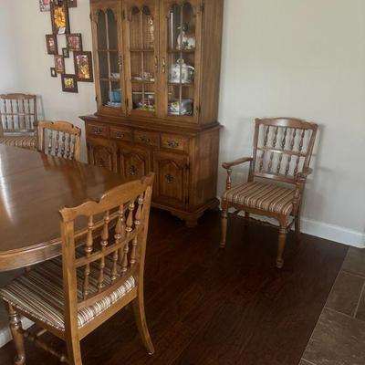 Keller table and 6 chairs with two leaves