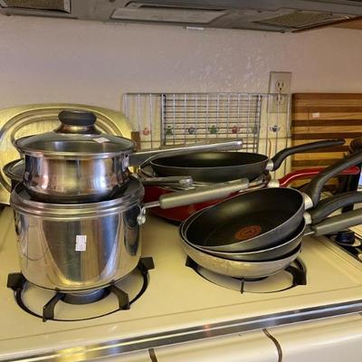 Sale Photo Thumbnail #32: Pots and pans 