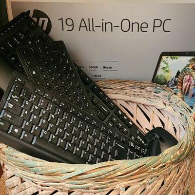 We discovered while pricing that the 19 All-in-One PC is not in the box. It's an older LG computer monitor.