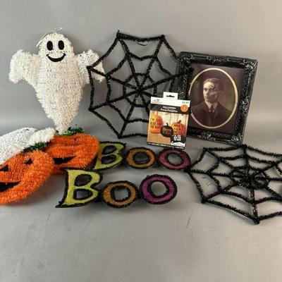 Lot 82 | Small Lot of Halloween Decorations
