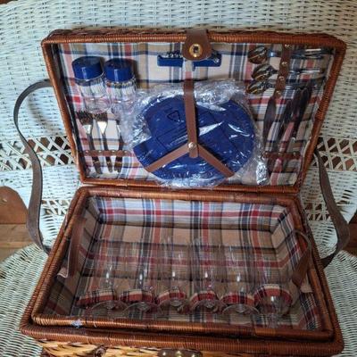 Vintage pin-nic wicker basket