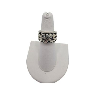 Lot 45
925 Vintage Swirl Ring
Hallmarked and Stamped 925
Sz: 5.5


Weight: 6.59 grams  
Estimated Melt Value: $5.48  as of (01/07/2025)...