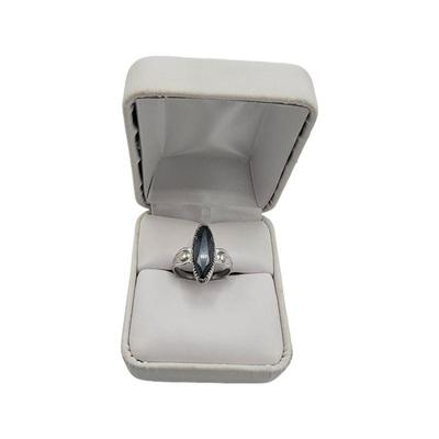 Sterling Silver Onyx Ring
Hallmark JP/Sterling
Sz 5.25
Weight: 2.75 grams  
Estimated Melt Value: $2.29  as of (01/07/2025 )
Buyer is...