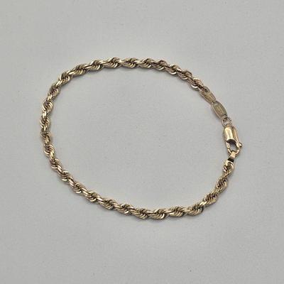 14k Gold Rope Bracelet - See Auction Lot for Details

Lobster Clasp 

L 22.5 cm W 4mm

Weight 3.69 grams 


Hallmarks: Heart w/ OR inside...