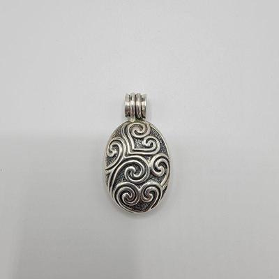 Lot 158
SILPADA Oval Scroll Locket Pendant   Hallmark/925 Weight: 12.13  Estimated Melt Value: $10.08  as of (01/07/2025) Buyer is...