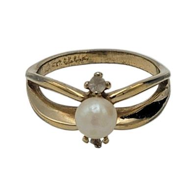 Lot 65
14k Pearl Stone Ring Sz 8 Weight: 3.15 Grams (includes stone)  Estimated Melt Value: $154.98  as of (12/22/2024) Buyer is...