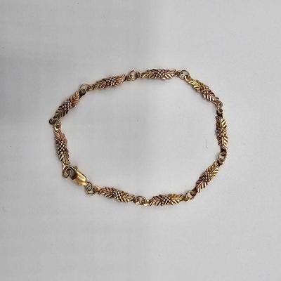 Lot 21
10k Rose Gold Coleman Co. Leaf style Bracelet

L 19.5cm W 5mm

Hallmark: CCO / 10k

Weight 3.82 grams 


Estimated Melt Value:...