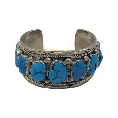 Lot 229
Navajo 9 Stone Turquoise Bracelet L 6.5 cm x W 5 cm (end to end) 3 cm opening Width of band 4 cm Weight 71.86 grams (with stones)...