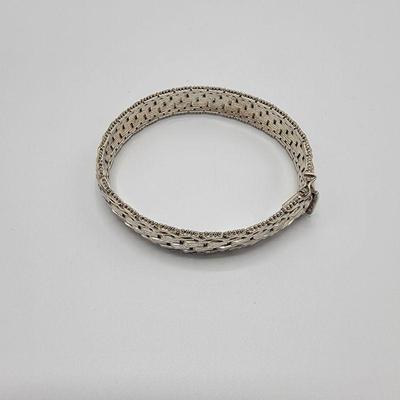 Lot 52
925 Italian Woven Bracelet Hallmarks IBB T Symbol L x W:  L 21cm W 1.2cm Clasp: Bracelet Catch Weight: 30.59   Estimated Melt...